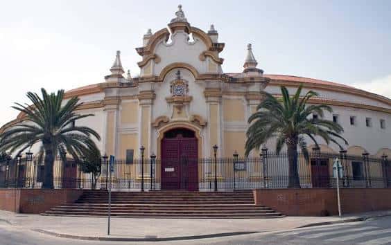 Fachada principal de la Plaza de Toros de Melilla con palmeras y entrada monumental