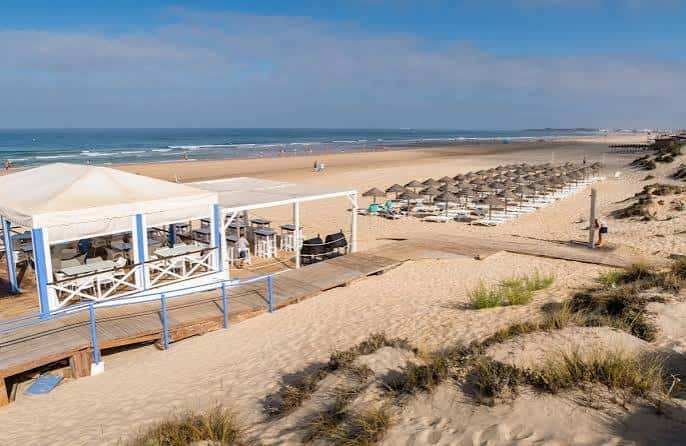 Vista panorámica de la Playa de la Barrosa con chiringuito y sombrillas