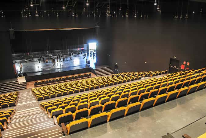 Vista general del auditorio desde la parte superior, mostrando el escenario y las butacas