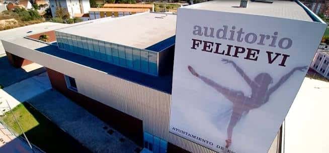Fachada exterior del Teatro Auditorio Felipe VI con cartel promocional