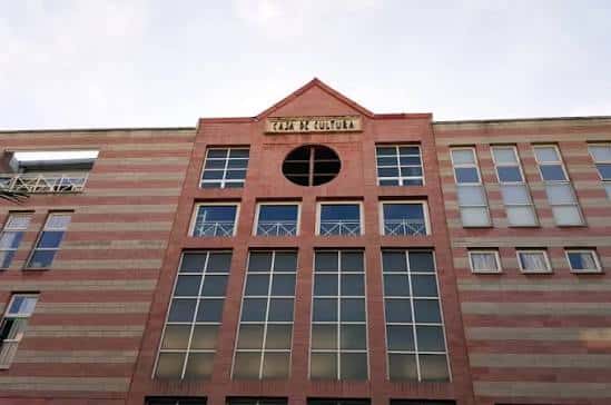 Fachada principal de la Casa de la Cultura de Fuengirola con su distintivo diseño de ladrillo rojo y ventanas grandes