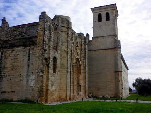 Vista lateral del Monasterio de la Victoria mostrando la fachada gótica y la torre campanario