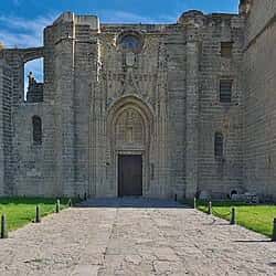 Fachada principal del monasterio con puerta de entrada y camino de acceso pavimentado