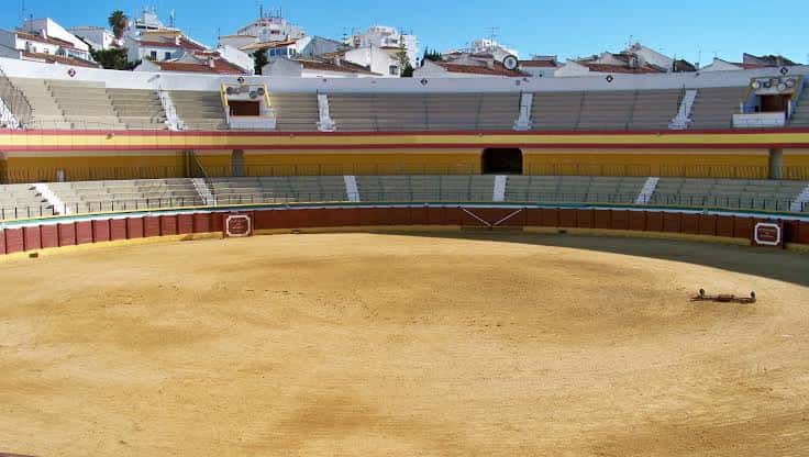 Vista panorámica del interior de la Plaza de Toros de Estepona con gradas vacías y arena