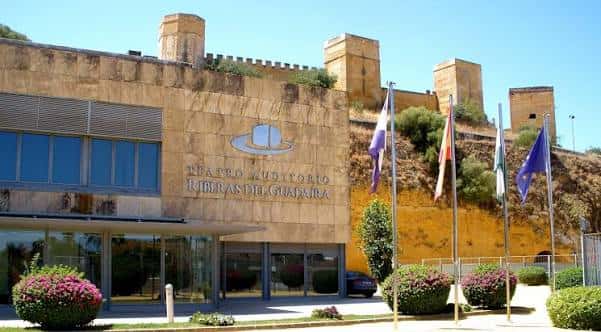 Fachada exterior del Teatro Auditorio Riberas del Guadaíra con banderas