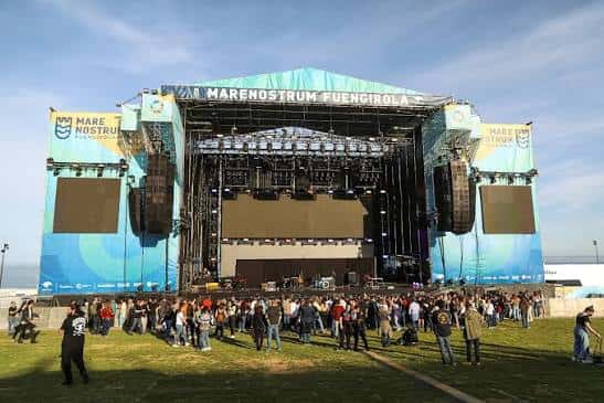 Escenario principal del recinto Marenostrum Fuengirola montado para un evento, con el mar al fondo