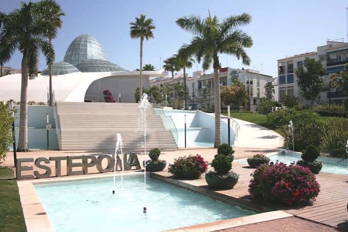 Vista exterior del Parque Botánico con la estructura de cristal y palmeras