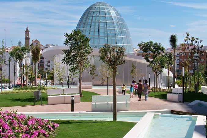 Fachada principal del Orquidario con cúpula de vidrio y jardines