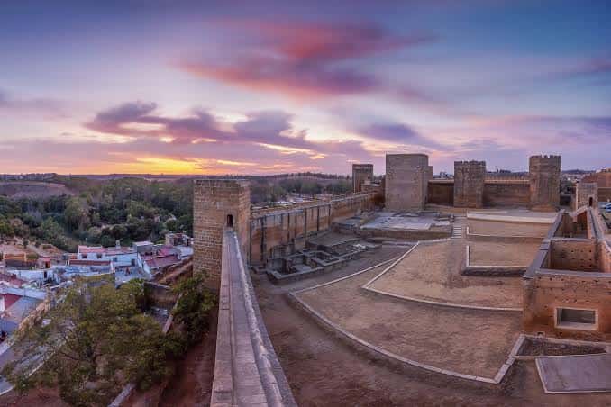 Amanecer sobre las murallas y torres del castillo