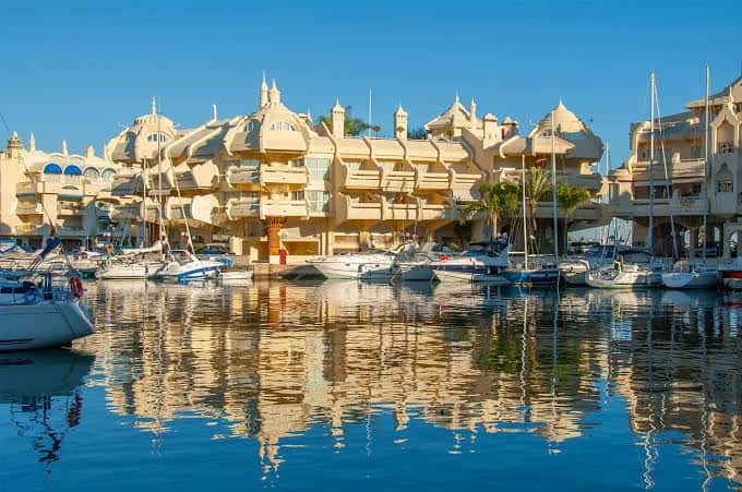 Vista panorámica del Puerto Deportivo de Benalmádena con edificios de arquitectura oriental y embarcaciones amarradas