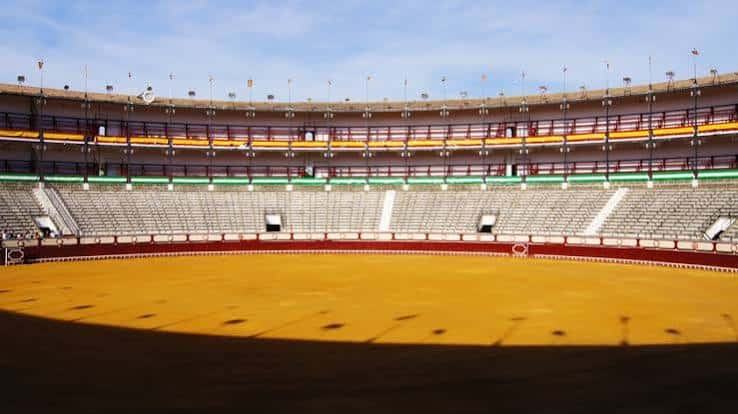 Vista panorámica del interior de la plaza de toros vacía