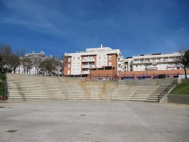 Vista del anfiteatro al aire libre con gradas de hormigón