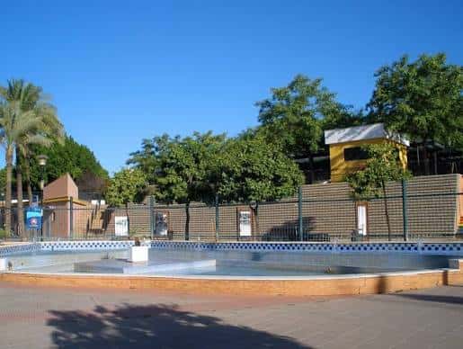 Fuente decorativa con azulejos y árboles en el parque