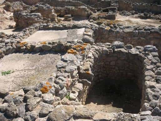 Detalle de los cimientos y muros de piedra de las ruinas antiguas