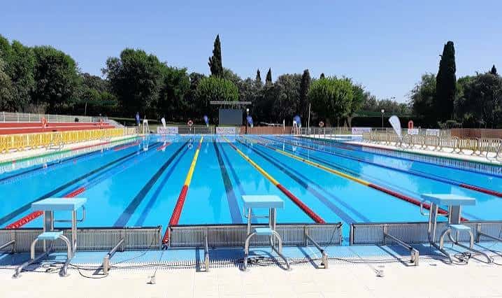 Vista de la piscina olímpica del Parque Deportivo La Garza con carriles y tablas de salida