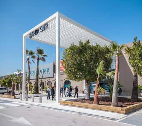 Entrada principal del Centro Comercial Bahía Sur bajo cielo azul despejado