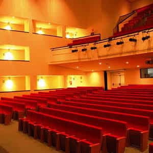 Interior del auditorio del Teatro Manuel España con butacas rojas y balcones