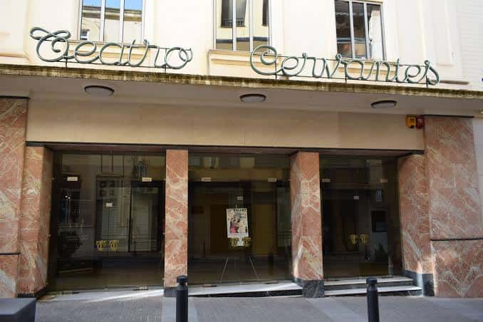 Detalle de la entrada del Teatro Cervantes con el nombre en letras metálicas