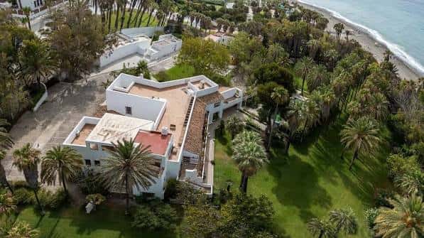 Vista aérea de Villa Astrida con jardines y acceso a la playa