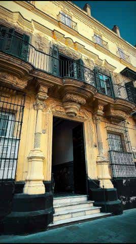 Vista exterior del edificio con detalles arquitectónicos y entrada principal