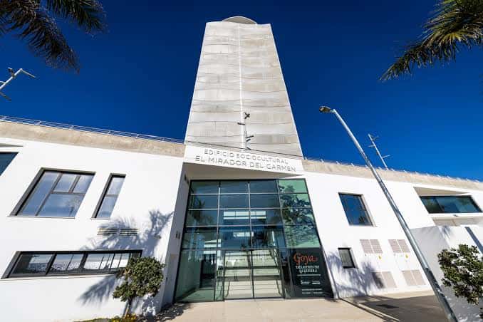 Fachada principal del Centro Cultural Mirador del Carmen con torre distintiva