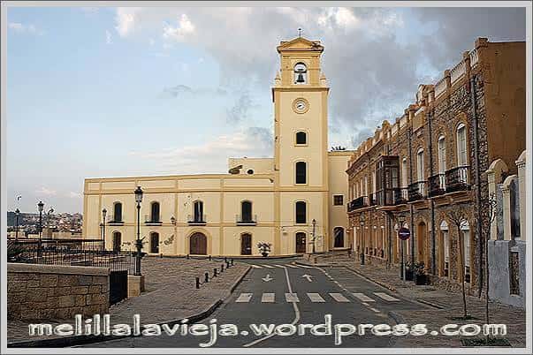 Plaza Pedro de Estopiñán con la Iglesia de la Asunción al fondo, en Melilla la Vieja