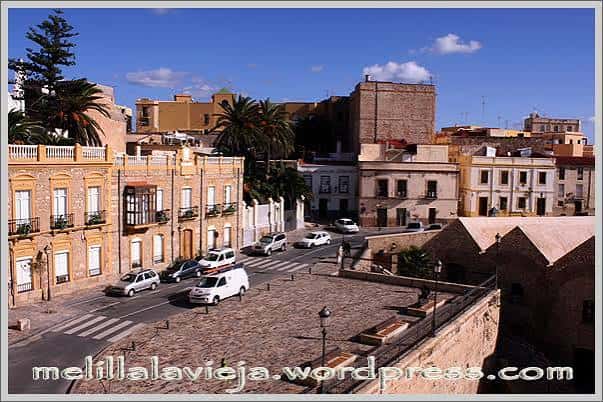 Vista panorámica de la Plaza Pedro de Estopiñán con edificios históricos y calles adoquinadas