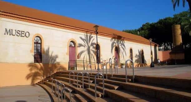 Fachada principal del Museo de Alcalá de Guadaíra con escalinata y sombras de palmeras