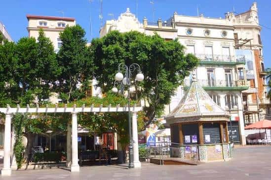 Vista general de la Plaça Major con el kiosco y la pérgola