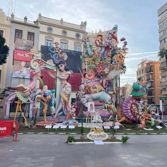 Falla instalada en la Plaça Major durante las Fallas