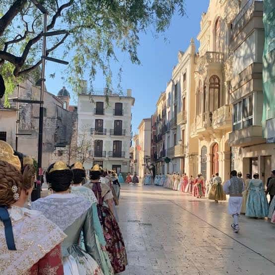 Desfile de la Morisca en la Plaça Major