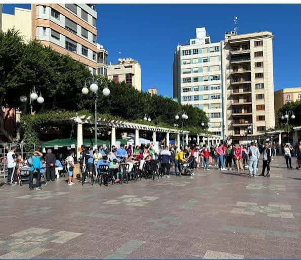 Plaza con terrazas y gente disfrutando del ambiente