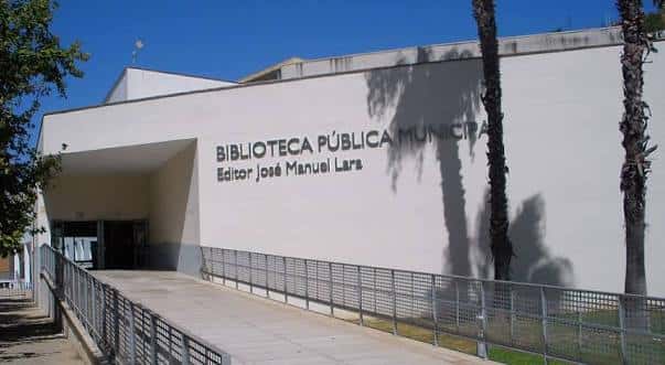 Vista exterior de la Biblioteca Pública Municipal Editor José Manuel Lara en Alcalá de Guadaíra