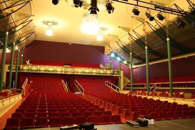 Interior del teatro mostrando la distribución de butacas y la iluminación del techo