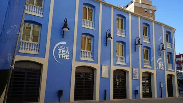 Fachada exterior del Gran Teatre d'Alzira con su distintivo color azul y detalles arquitectónicos