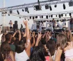 Público disfrutando de un evento en el Recinto Firal d'Alzira