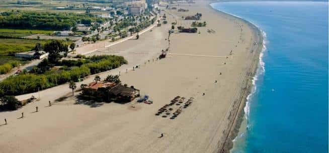 Vista aérea panorámica de la extensa Playa de Poniente en Motril