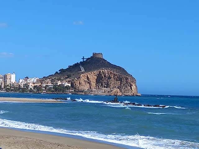 Vista de la Playa de Poniente con el Castillo de San Cristóbal al fondo