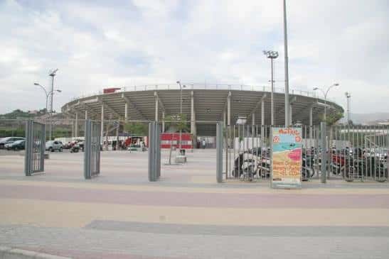 Vista exterior de la Plaza de Toros de Motril con su estructura circular y acceso principal