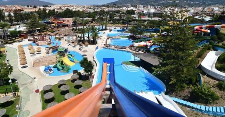 Vista panorámica del parque acuático AquaMijas con toboganes y piscinas