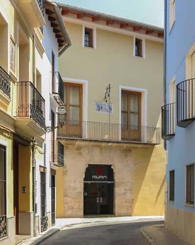 Fachada exterior del MUMA en una calle estrecha de Alzira