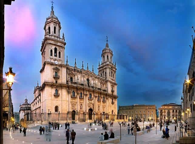 Vista panorámica de la Plaza de Santa María con la Catedral de Jaén iluminada al atardecer