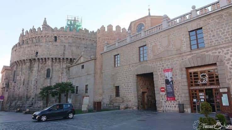 Fachada principal de la Catedral de Jaén en la Plaza de Santa María durante el día