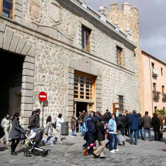 Fachada principal de la Casa de las Carnicerías con visitantes en la entrada