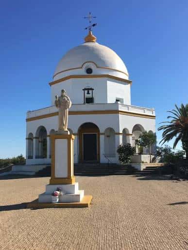 Ermita de Santa Ana en Chiclana con perspectiva lateral y estatua en primer plano