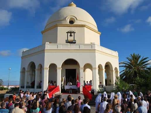 Celebración popular frente a la Ermita de Santa Ana con congregación y decoración festiva