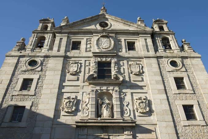 Vista frontal de la fachada de la Basílica de Santa Teresa en Ávila
