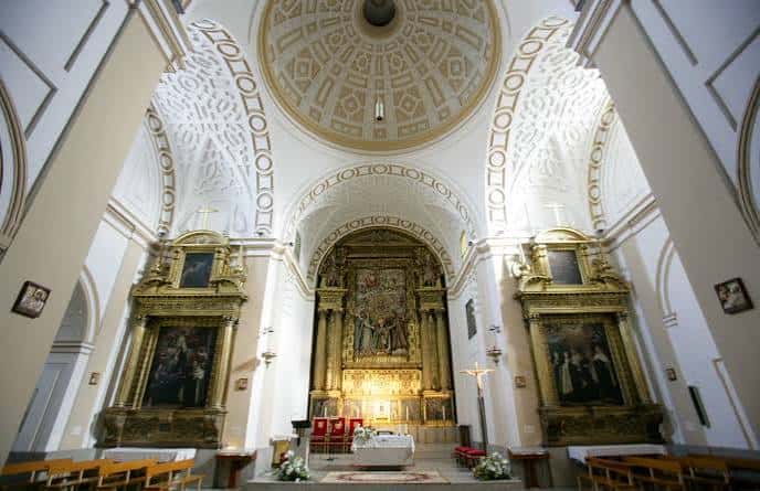 Interior de la basílica mostrando el altar mayor y la cúpula