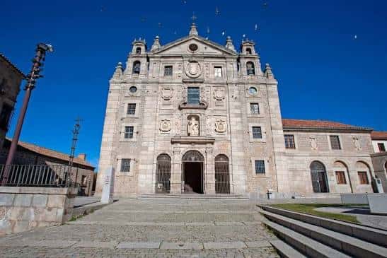 Vista general de la Basílica de Santa Teresa con el cielo azul