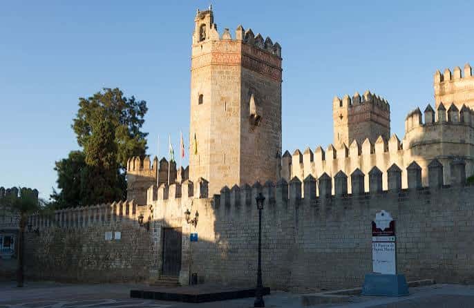 Torre principal del castillo iluminada por la luz del sol con cielo despejado